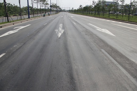 Đại lộ, tỉnh lộ “thi nhau” lún! - 4 Trong khi đó dù đã được sửa chữa nhiều lần, đoạn đường Mai Chí Thọ vẫn tiếp tục sụt lún.