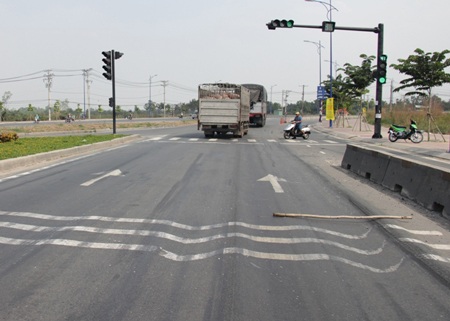 Đại lộ, tỉnh lộ “thi nhau” lún! - 3 Tình trạng tương tự cũng xảy ra theo hướng ngược lại trên đường Đồng Văn Cống.