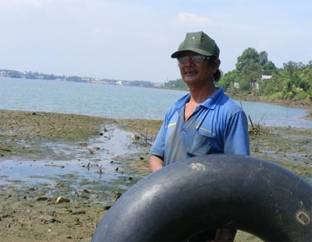 Ông khiếm thị chuyên… cứu người, vớt xác - 1 Chiếc phao là công cụ giúp ông Phước mưu sinh trên sông nước