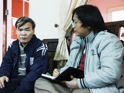 Ông Trần Đình Chính (bên trái) và tác giả ngày 15/1, tại nhà riêng ông Chính. Ảnh: Cẩm Kỳ.