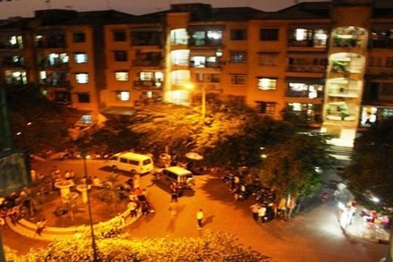 Con bạc trốn chạy ngã lầu bị thương là… “anh hùng” bắt cướp! - 1 Toàn cảnh lúc cảnh sát vây bắt sòng bạc tại chung cư. Ảnh: Phùng Bắc