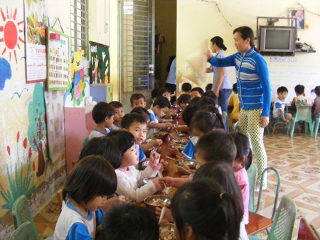 Ruồi nhặng bâu đầy… trường mầm non - 4 Khi các cháu ăn trưa, các cô phải nỗ lực quạt đuổi ruồi.