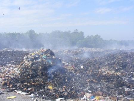 Ruồi nhặng bâu đầy… trường mầm non - 1 Bãi rác hun khói và thổi ruồi vào trường mầm non