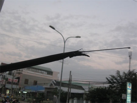 Cả hệ thống cáp quang tê liệt vì… một chú chim sáo - 2 Đường dây cáp quang đứt rời và chảy nhựa