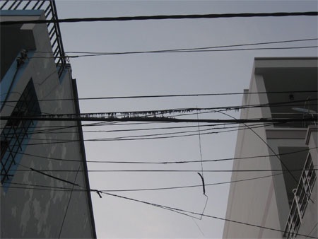 Cả hệ thống cáp quang tê liệt vì… một chú chim sáo - 3 Đường dây cáp quang đứt rời và chảy nhựa