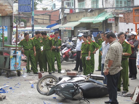 Nhiều nạn nhân vụ sập giàn giáo đang nguy kịch - 2 Đến 12h trưa nay công tác khám nghiệm hiện trường mới kết thúc.