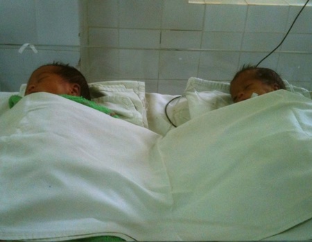 Cha mẹ nghèo bỏ rơi hai con song sinh - 1 Cha mẹ nghèo bỏ rơi hai con song sinh