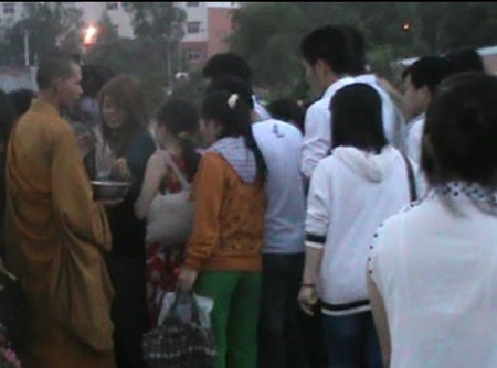 Chen nhau “cúng” tiền cho… sư giả - 1 Chen nhau “cúng” tiền cho… sư giả