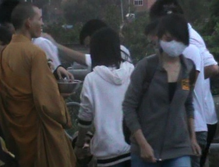 Chen nhau “cúng” tiền cho… sư giả - 2 Gã sư trẻ rất hớn hở khi được nhiều người bố thí