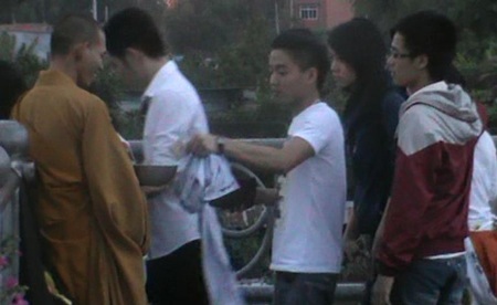 Chen nhau “cúng” tiền cho… sư giả - 3 Vũ Lê