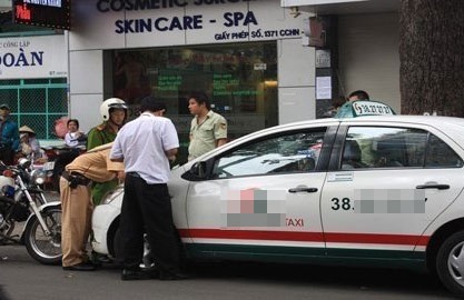 Ô tô vi phạm có thể bị khóa bánh, cẩu đi - 1 Taxi dừng đỗ sai quy định có thể bị khóa bánh