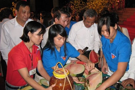 Lãnh đạo Tổng LĐLĐVN trong một lần đón xuân cùng những công nhân không có điều kiện về quê ăn tết.