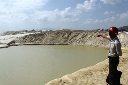 Gia đình học sinh tử nạn trong hố titan yêu cầu bồi thường