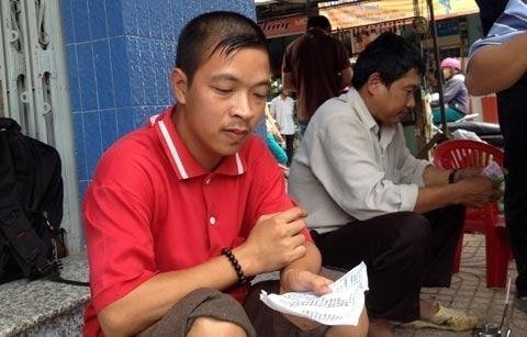 Quên ăn, quên ngủ vì trúng số bạc tỷ - 1 Anh Hứa Hoàng Hôn người bán 5 trong 7 tờ vé số đặc biệt