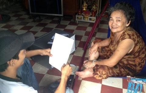 Quên ăn, quên ngủ vì trúng số bạc tỷ - 2 Nhiều người vui mừng vì được nhận quà từ thiện từ gia đình ông Hương