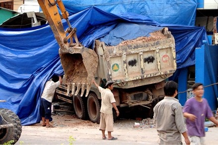 Xe ben 30 tấn đâm trụ sở ngân hàng, hàng chục người thoát chết