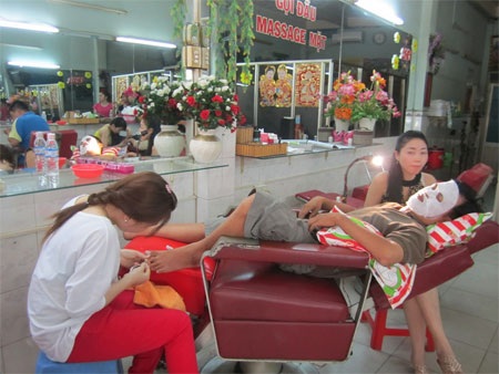 Người và xe đua nhau “làm đẹp” đón Tết - 1 Đàn ông cũng nhiệt tình làm đẹp đón tết