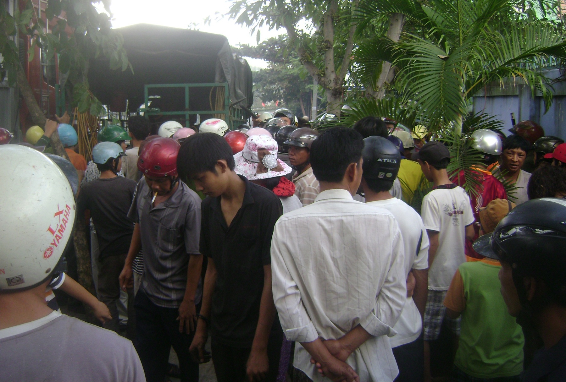 Rất đông người bàng hoàng trước cái chết bất ngờ của anh Chung