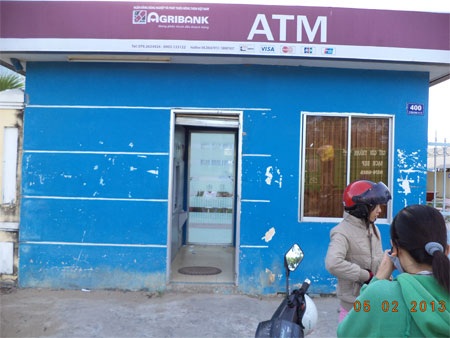 “Cháy” máy ATM - 3 Cây ATM trên đường Lê Hồng Phong mở cửa nhưng không rút được tiền