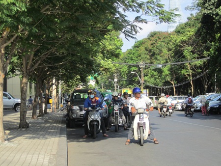 Người Sài Gòn điêu đứng vì nắng nóng kéo dài - 2 Người dân chen nhau chờ đèn đỏ trong bóng râm
