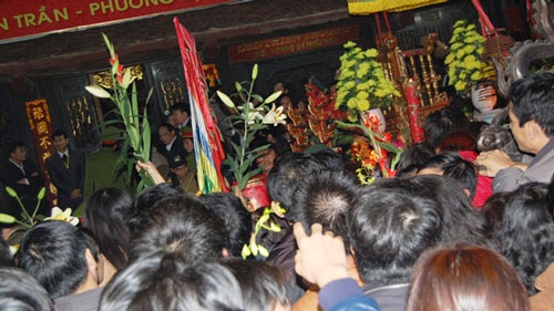 Ấn Đền Trần vừa phát đã hết - "phe ấn" lộng hành - 2 Du khách tràn vào cướp lộc đền