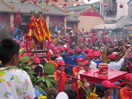 Kiệu Bà Thiên Hậu Thánh Mẫu bắt đầu lễ rước...