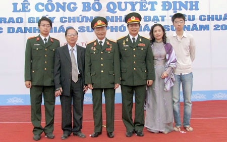 Ba đời làm thầy thuốc cứu người - 2 GS Lê Thế Trung (thứ
ba từ trái sang) cùng gia đình và đồng nghiệp.