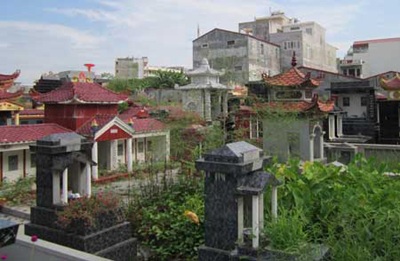 Người chết “bao vây” khu dân cư - 1 Nghĩa trang xen kẽ
trong khu dân cư. (Nguồn: Cand.com.vn)