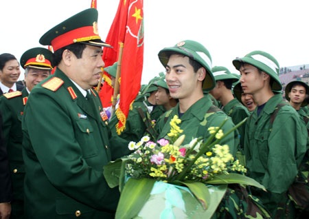 Thanh niên Thủ đô hăng hái lên đường nhập ngũ - 2 Đồng chí Bộ trưởng Bộ Quốc phòng tặng hoa và động viên chiến sĩ mới.