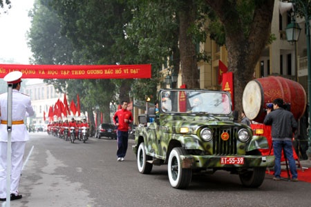 Thanh niên Thủ đô hăng hái lên đường nhập ngũ - 3 Chuyển ngọn lửa truyền thống đến đài lửa, tại Lễ giao quân của quận Hoàn Kiếm.