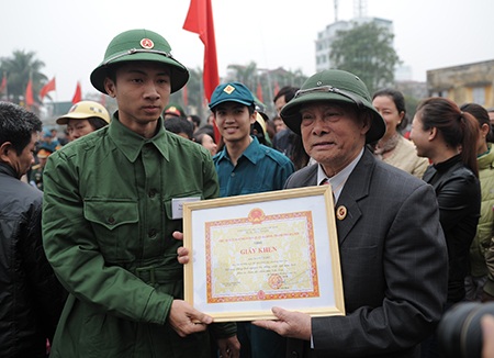 Thanh niên Thủ đô hăng hái lên đường nhập ngũ - 5 Chiến sĩ mới Nguyễn Đức (bên trái) tình nguyện viết đơn xin nhập ngũ.