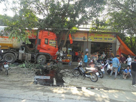 Xe téc mất lái đâm thẳng vào nhà dân - 2 Chiếc xe máy nát bét dưới gầm xe téc