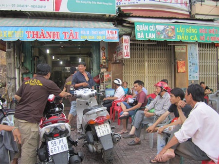 Người và xe đua nhau “làm đẹp” đón Tết - 2 Các tiệm rửa xe căng mình làm đẹp cho xe