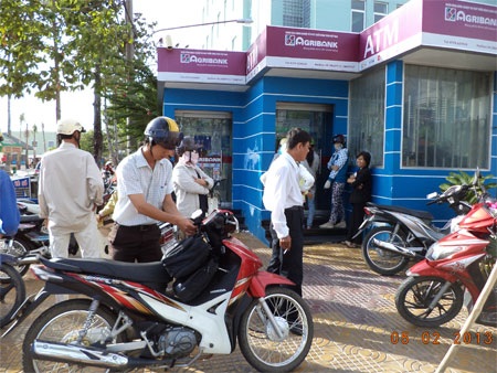 “Cháy” máy ATM - 2 Xếp hàng chờ rút tiền ngày Tết