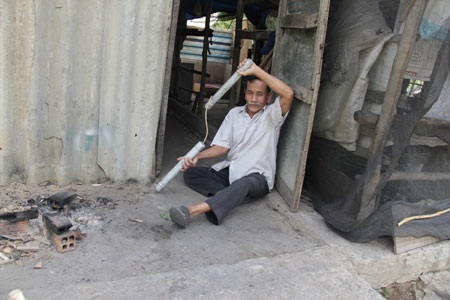 Gặp cụ ông 85 tuổi hạ gục 3 tên cướp có hung khí - 2 Cụ Ở thể hiện lại thời khắc khi cụ hạ gục những tên cướp có hung khí