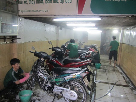 Người và xe đua nhau “làm đẹp” đón Tết - 4 Các tiệm rửa xe căng mình làm đẹp cho xe