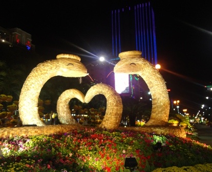 Ấn tượng “Trái tim Việt Nam” trên đường hoa Nguyễn Huệ