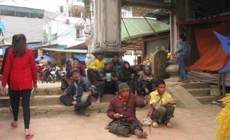 Thu nhập “khủng” của ăn xin đền Bảo Hà - 1 Thu nhập “khủng” của ăn xin đền Bảo Hà