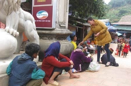 Thu nhập “khủng” của ăn xin đền Bảo Hà - 2 Thu nhập “khủng” của ăn xin đền Bảo Hà