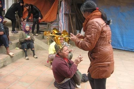 Thu nhập “khủng” của ăn xin đền Bảo Hà - 3 Thu nhập “khủng” của ăn xin đền Bảo Hà