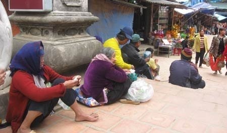 Thu nhập “khủng” của ăn xin đền Bảo Hà - 4 Ăn xin ở đây chủ yếu là người già nhưng trông còn rất khỏe mạnh.