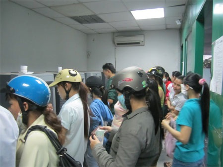 Công nhân chen chúc, chầu chực rút tiền bên máy ATM - 2 Hàng chục người chen chúc nhau chờ rút tiền
