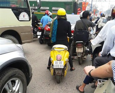 Truy tìm cô gái đi xe mang BKS 8 số 8 - 2 Khi thấy có người chụp ảnh cô gái phóng đi rất nhanh, chỉ đến khi gặp barie chắn tàu mới dừng lại.