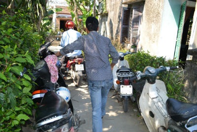 “Thánh” hiện... khắp làng - 2 Xe người xem bói dựng đầy đường.