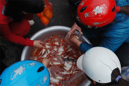 Ao, hồ Hà Nội ngập rác sau lễ tiễn ông Táo