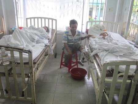 Thảm kịch đầu năm ập xuống một gia đình nghèo - 4 Anh Lênh là người bị bỏng nhẹ nhất, đang ngồi chăm sóc vợ và con gái