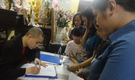 Tấp nập ghi sớ cầu an.