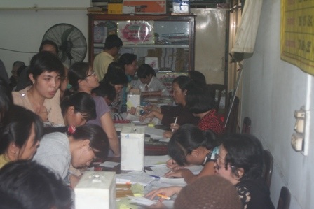 Nhộn nhịp cúng sao giải hạn đầu năm - 2 Tấp nập ghi sớ cầu an.