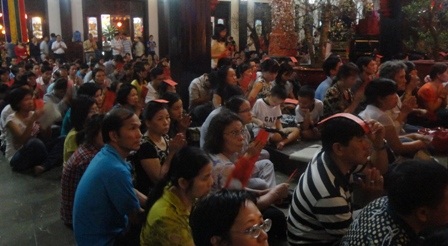 Đội sớ nghe thầy đọc danh sách cúng cầu an.