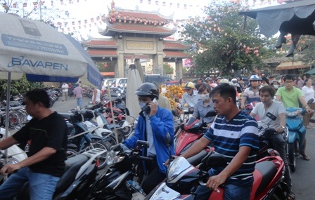Ùn tắc đường vào chùa vì quá đông người đi cúng sao giải hạn.
